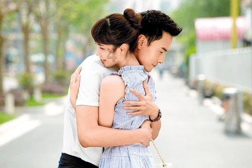 胡可和俩儿子拍新年写真，安吉模样大变瘦身成功，小鱼儿胖乎圆润